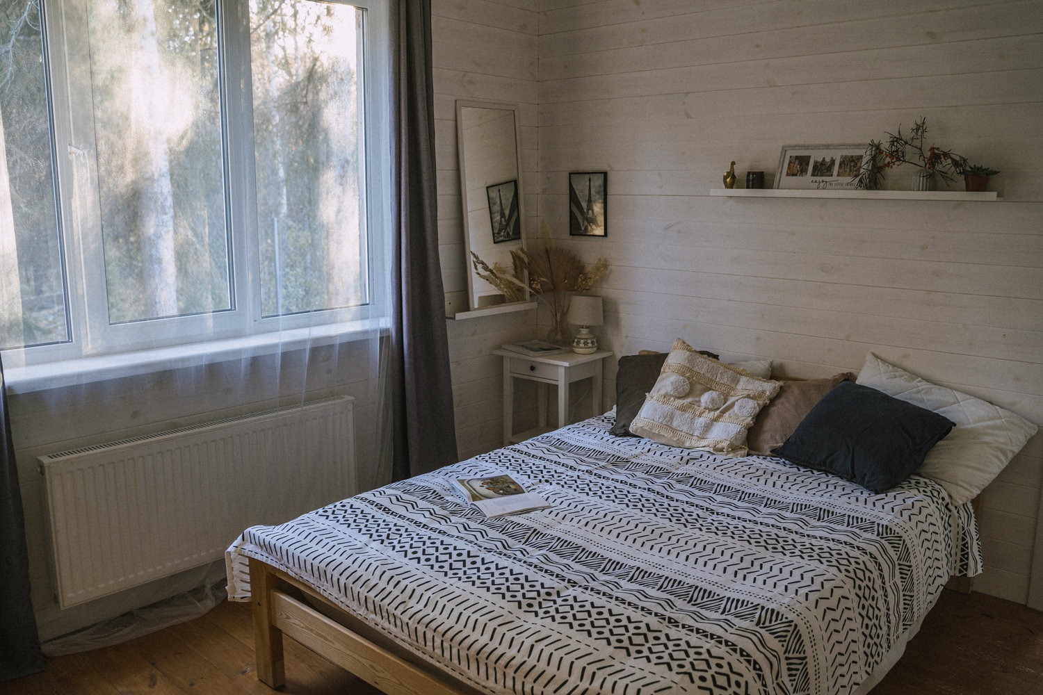 Фотография: Спальня в стиле Скандинавский, Прованс и Кантри, Дом, Проект дня, Дача, Дом и дача, Московская область, 3 комнаты, 60-90 метров, Звенигород – фото на INMYROOM