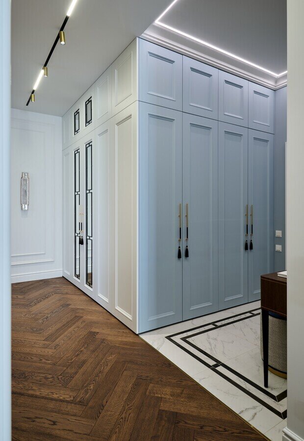 Фотография: Прихожая в стиле Классический, Современный, Квартира, Проект дня, 3 комнаты, Более 90 метров, Эксклюзивные проекты, современный с элементами неоклассики, Новосибирская область, Кольцово – фото на INMYROOM