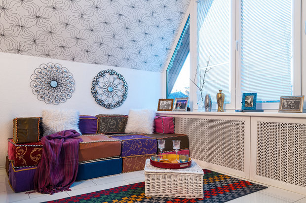 Фотография: Спальня в стиле Восточный, Эклектика, Декор интерьера, Дом, Архитектура, Дизайн интерьера, Декор, Мебель и свет, Проект недели, Переделка, Дача, Мансарда, Строительные материалы, Дом и дача, Фазенда, Строительные работы, как обустроить мансарду, спальня в мансарде, лаундж-зона – фото на INMYROOM