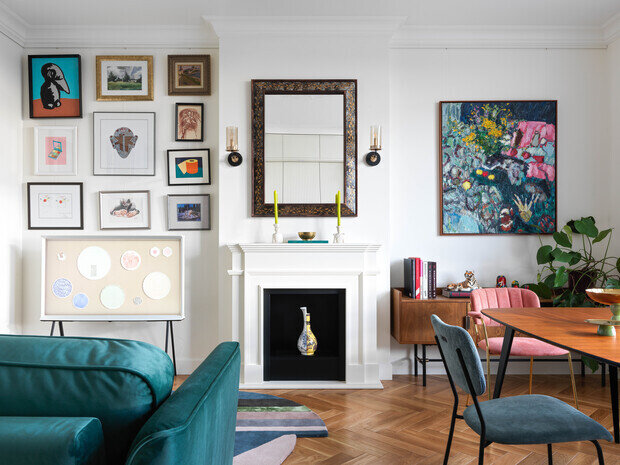 Слева от камина работы Бориса Матросова, Олега Васина, Зины Исуповой, Михаила Молочникова, Виктора Пивоварова, Анны Чайниковой и студенческие работы Кати Истратовой; справа — картина Петра Петяева.