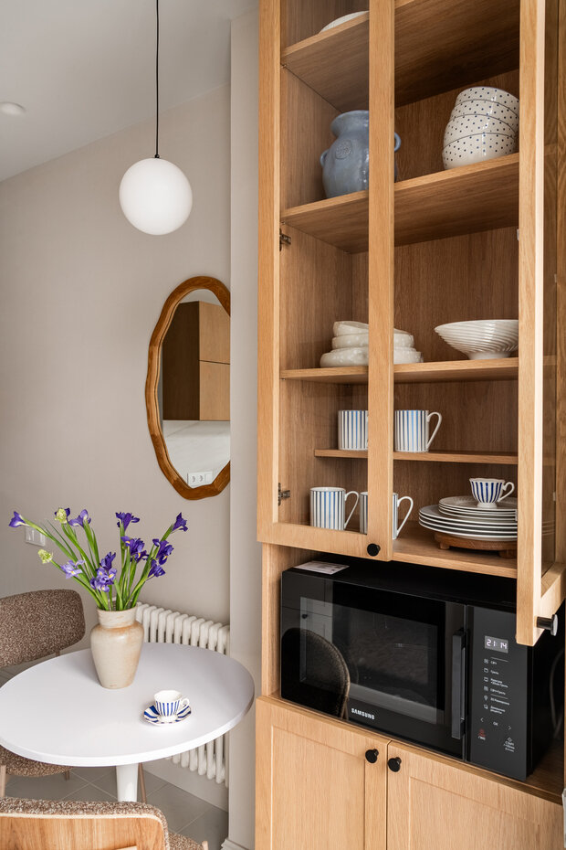 Фотография: Кухня и столовая в стиле Современный, Квартира, Проект дня, Москва, Сталинка, 2 комнаты, 40-60 метров, Патриаршие пруды, винтаж/ретро, Рамиля Шагиева, Эмиль Шагиев – фото на INMYROOM