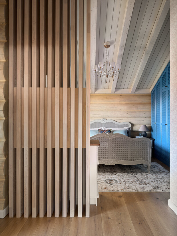 В спальне установили кровать с ротанговыми деталями, она смотрится легко и стильно. В качестве акцента выбрали красивый синий оттенок для шкафа.