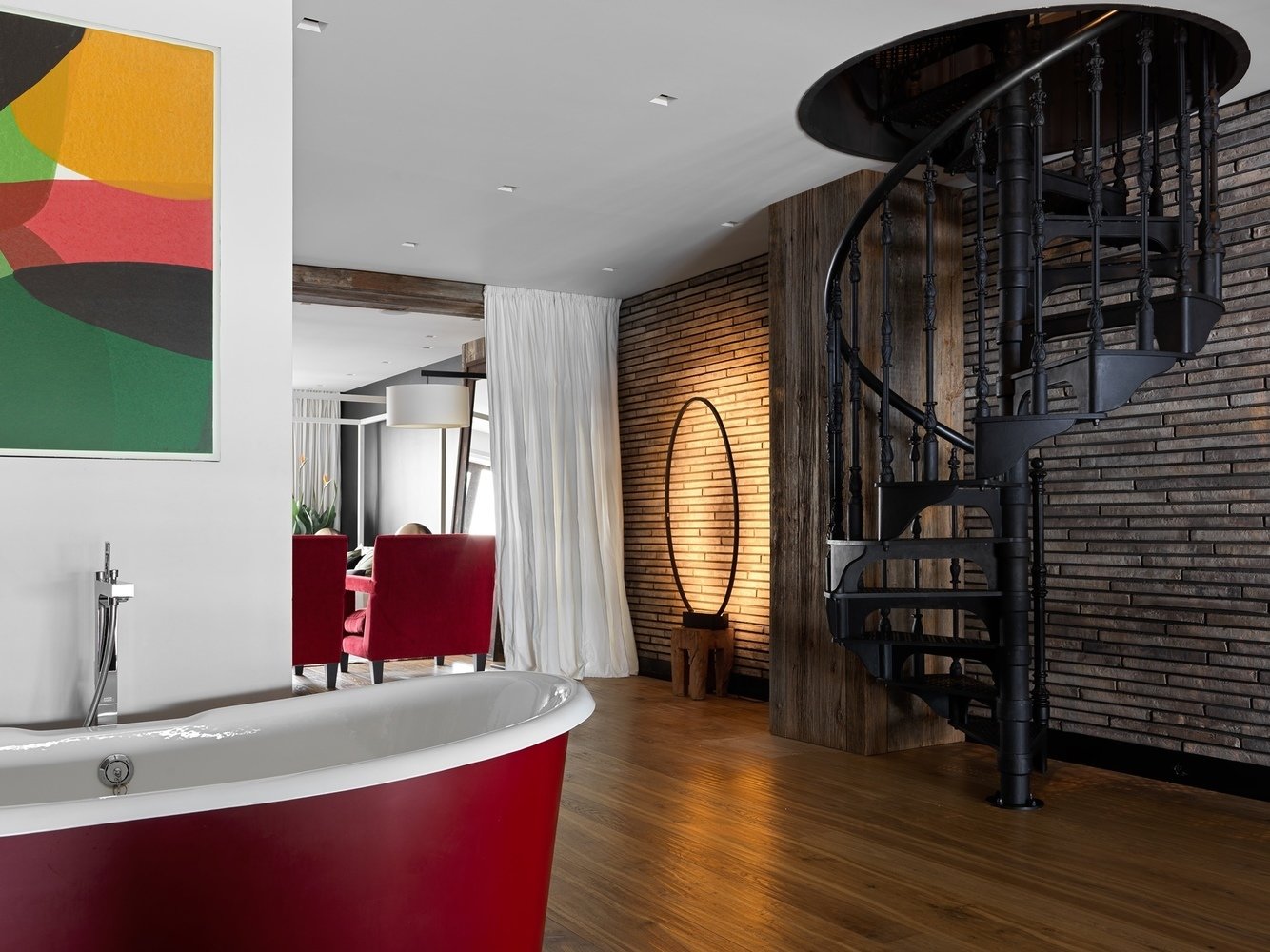 Отдельно стоящая ванна Devon-Devon установлена так, чтобы из нее через большое витражное стекло можно было видеть улицу. Отдельно стоящая ванна Devon-Devon установлена так, чтобы из нее через большое витражное стекло можно было видеть улицу.