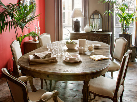 Фотография: Кухня и столовая в стиле Прованс и Кантри, Декор интерьера, Франция, Декор дома, Стол, Обеденная зона – фото на INMYROOM