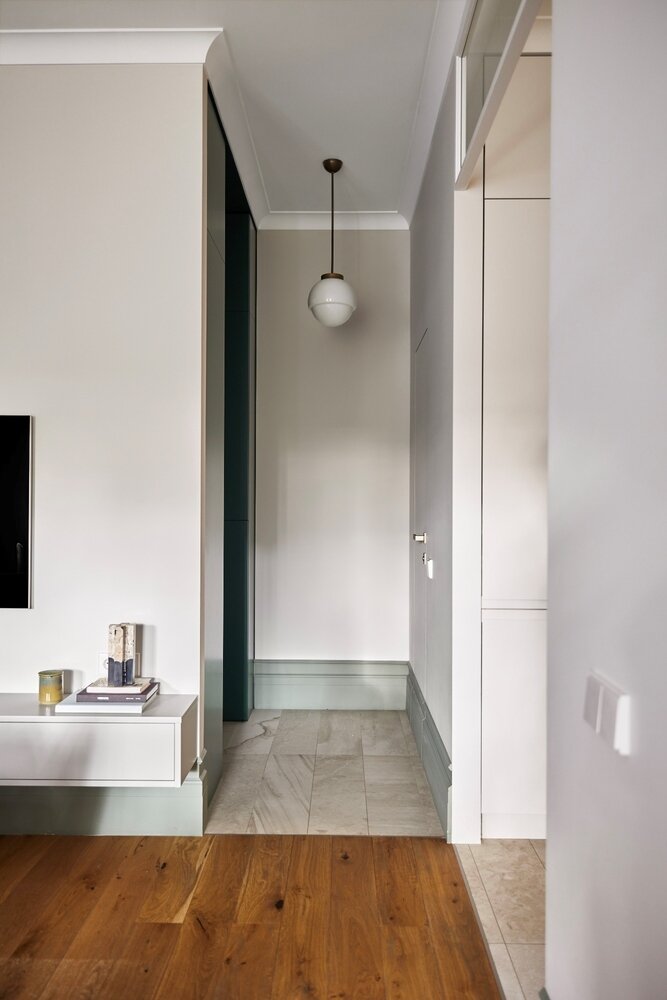 Все декоративные светильники винтажные, каждый из них — настоящая находка. Их очистили и отреставрировали специально для этого проекта. Все декоративные светильники винтажные, каждый из них — настоящая находка. Их очистили и отреставрировали специально для этого проекта.