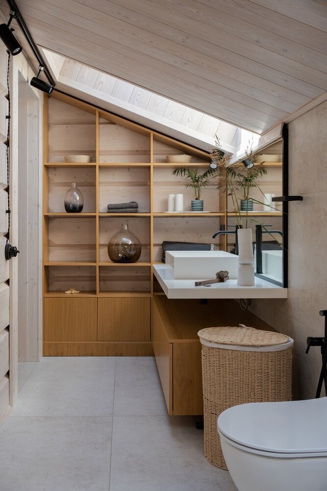 В отделке использовали керамогранит, но одну стену решили оставить в брусе и просто покрыть прозрачным лаком. Это добавляет атмосферу загородной жизни. В отделке использовали керамогранит, но одну стену решили оставить в брусе и просто покрыть прозрачным лаком. Это добавляет атмосферу загородной жизни.