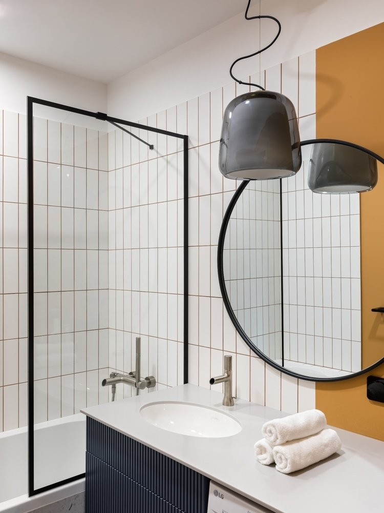 Санузел оставили раздельным: туалет и ванная. Особенность — наряду с плиткой использовали краску на тех поверхностях, где нет прямого попадания воды.