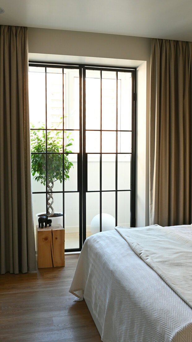 Интерьер спальни в стиле минимализм с элементами джапанди