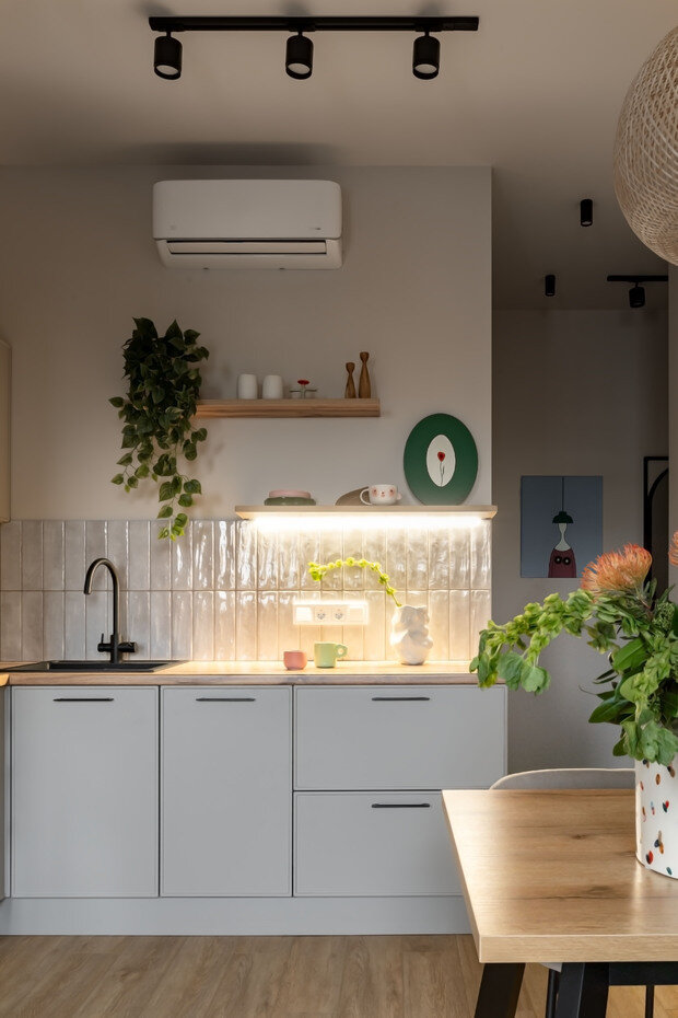 Фотография: Кухня и столовая в стиле Современный, Малогабаритная квартира, Квартира, Проект дня, Москва, 1 комната, 40-60 метров, Ирина Долганова, современный с элементами минимализма и скандинавского стиля – фото на INMYROOM