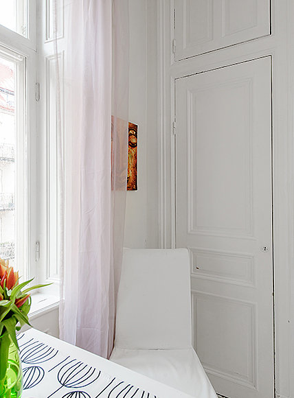 Фотография: Мебель и свет в стиле Скандинавский, Декор интерьера, Малогабаритная квартира, Квартира, Швеция, Цвет в интерьере, Дома и квартиры, Белый – фото на INMYROOM