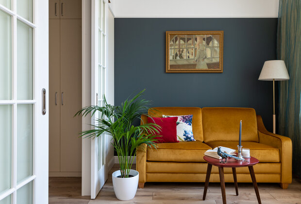 С помощью цветовой гаммы, природных материалов и лаконичной мебели удалось создать отсылку к скандинавскому стилю, при этом сохранить дух дома сталинского периода. Декоративные элементы связали интерьер поколения во времени.