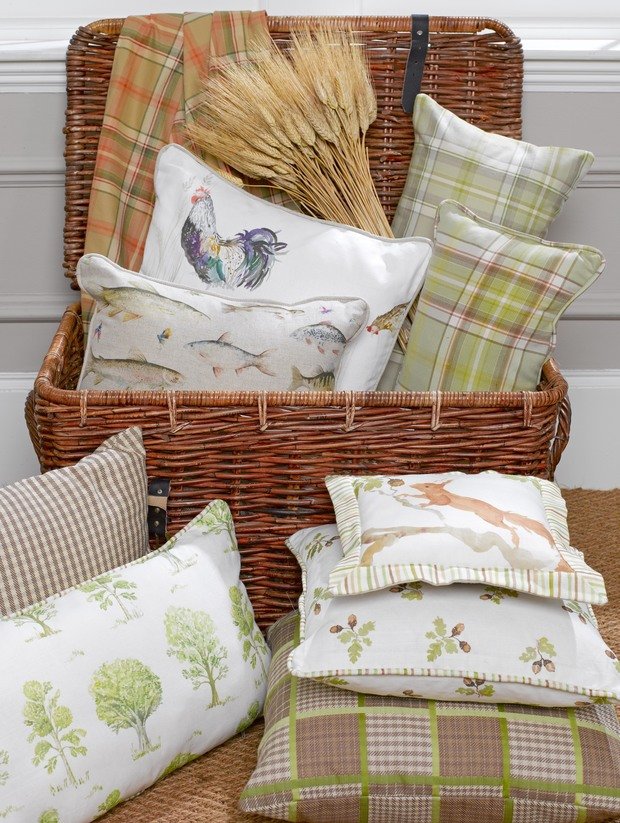 Фотография: Аксессуары в стиле Прованс и Кантри, Современный, Декор интерьера, Мебель и свет, Индустрия, Новости, Обои, Ткани, Подушки, Диван, Галерея Арбен, Принт, Вышивка – фото на INMYROOM