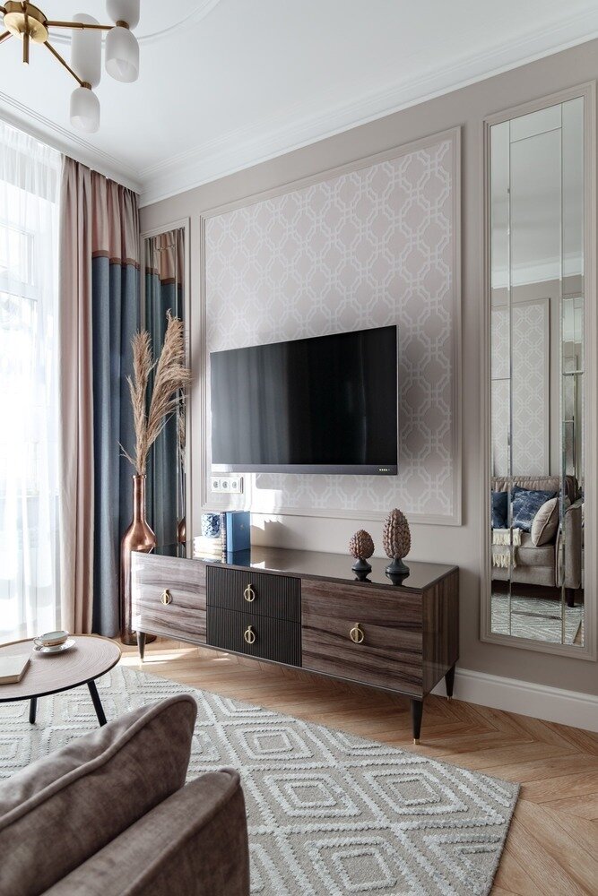 Большая часть мебели изготовлена по индивидуальному заказу по эскизам дизайнера: кухня, скамья с мягким сиденьем и изголовьем в прихожей, вся мебель в ванной, шкаф, кровать, подоконник с выдвижным ящиком, кресло с банкеткой в спальне, стулья. Большая часть мебели изготовлена по индивидуальному заказу по эскизам дизайнера: кухня, скамья с мягким сиденьем и изголовьем в прихожей, вся мебель в ванной, шкаф, кровать, подоконник с выдвижным ящиком, кресло с банкеткой в спальне, стулья.