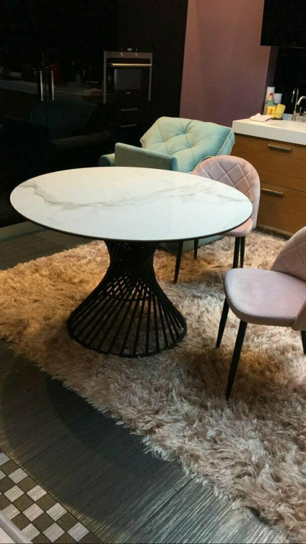Интерьер кухни в современном стиле с мраморным столом и розовыми стульями