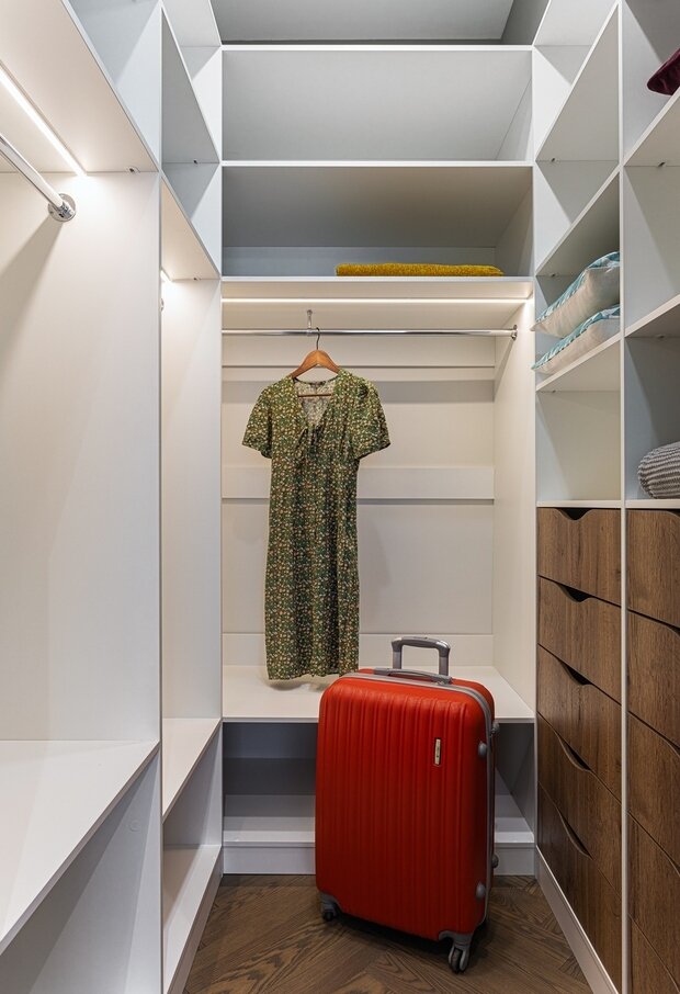 Фотография: Гардеробная в стиле Современный, Классический, Квартира, Проект недели, Москва, 2 комнаты, 60-90 метров, Ольга Цурикова – фото на INMYROOM