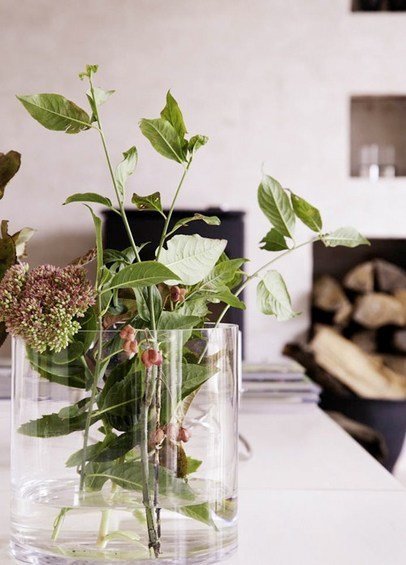 Фотография: Флористика в стиле , Дом, Цвет в интерьере, Дома и квартиры, Белый, Камин, Лестница – фото на INMYROOM