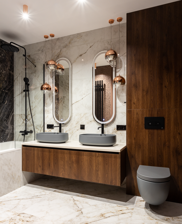 Особенность хозяйского санузла — слэб из натурального камня.