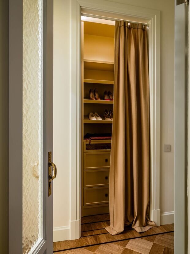 Фотография: Гардеробная в стиле Классический, Современный, Эклектика, Квартира, Проект дня, Кирпичный дом, 3 комнаты, Более 90 метров, Винтажный, Елена Учаева – фото на INMYROOM