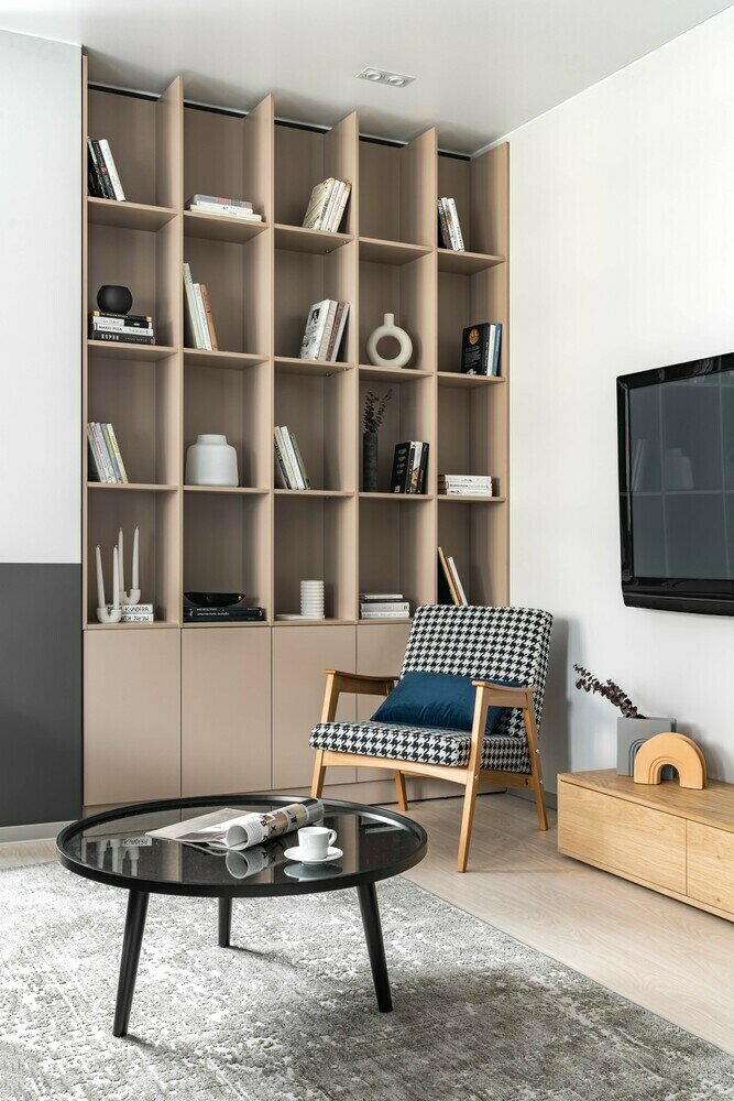 В зоне отдыха выделяется кресло в обивке «гусиная лапка». Визуально создается впечатление, что это винтаж, но это не так. Дизайнерам удалось найти серийное производство новых кресел на основе известных винтажных моделей. В зоне отдыха выделяется кресло в обивке «гусиная лапка». Визуально создается впечатление, что это винтаж, но это не так. Дизайнерам удалось найти серийное производство новых кресел на основе известных винтажных моделей.