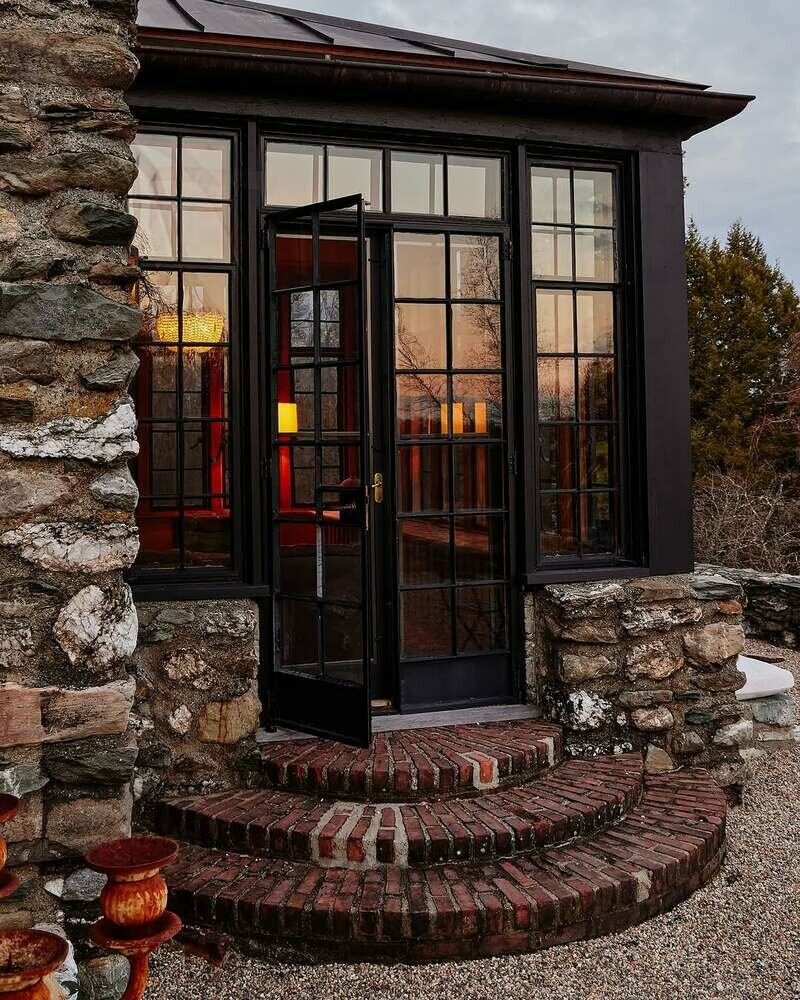 Фотография: в стиле , Дом, Архитектура, Интерьер комнат, Интерьерный стиль, Дизайн интерьера, Особняк, интерьер дома, необычный загородный дом, загородный дом, Как выглядит особняк звезды «Белого лотоса» Уолтона Гоггинса, звездный особдняк, особняк Уолтона Гоггинса, звездный особняк – фото на INMYROOM