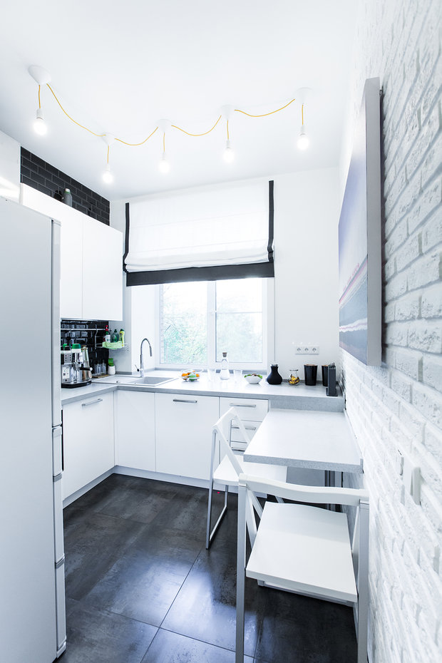 Фотография: Спальня в стиле Лофт, Кухня и столовая, Скандинавский, Малогабаритная квартира, Квартира, Россия, BOSCH, Мебель и свет, Белый, Минимализм, Переделка, Черный, Москва, Желтый, Синий, Розовый, Голубой, Мария, Bork, Анна Брюхова, Uniquely, белая кухня – фото на INMYROOM