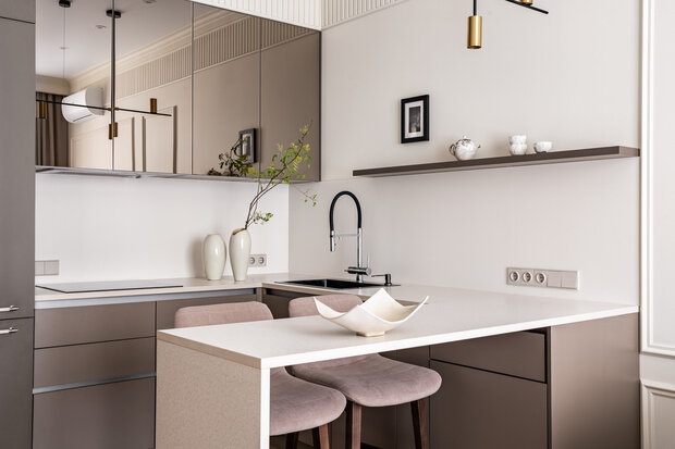 Фотография: Кухня и столовая в стиле Современный, Квартира, Проект дня, 2 комнаты, 40-60 метров, Анна Жижайкина, современный с элементами неоклассики – фото на INMYROOM