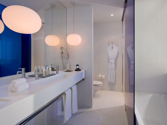 Фотография: Ванная в стиле Современный, Цвет в интерьере, Дома и квартиры, Городские места, Отель, Красный – фото на INMYROOM