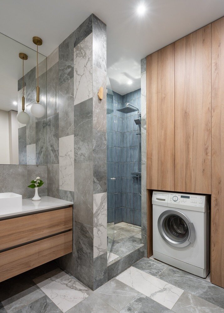 В санузле также был использован прием соединения нескольких серий керамогранита. Зона душа смонтирована с помощью встроенного трапа, поддон сделан в строительном исполнении, а акцентная плитка выложена единым полотном внутри душевой зоны. В санузле также был использован прием соединения нескольких серий керамогранита. Зона душа смонтирована с помощью встроенного трапа, поддон сделан в строительном исполнении, а акцентная плитка выложена единым полотном внутри душевой зоны.