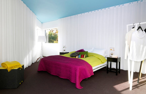 Фотография: Спальня в стиле Минимализм, Скандинавский, Декор интерьера, Швеция, Декор дома, Цвет в интерьере, Белый – фото на INMYROOM