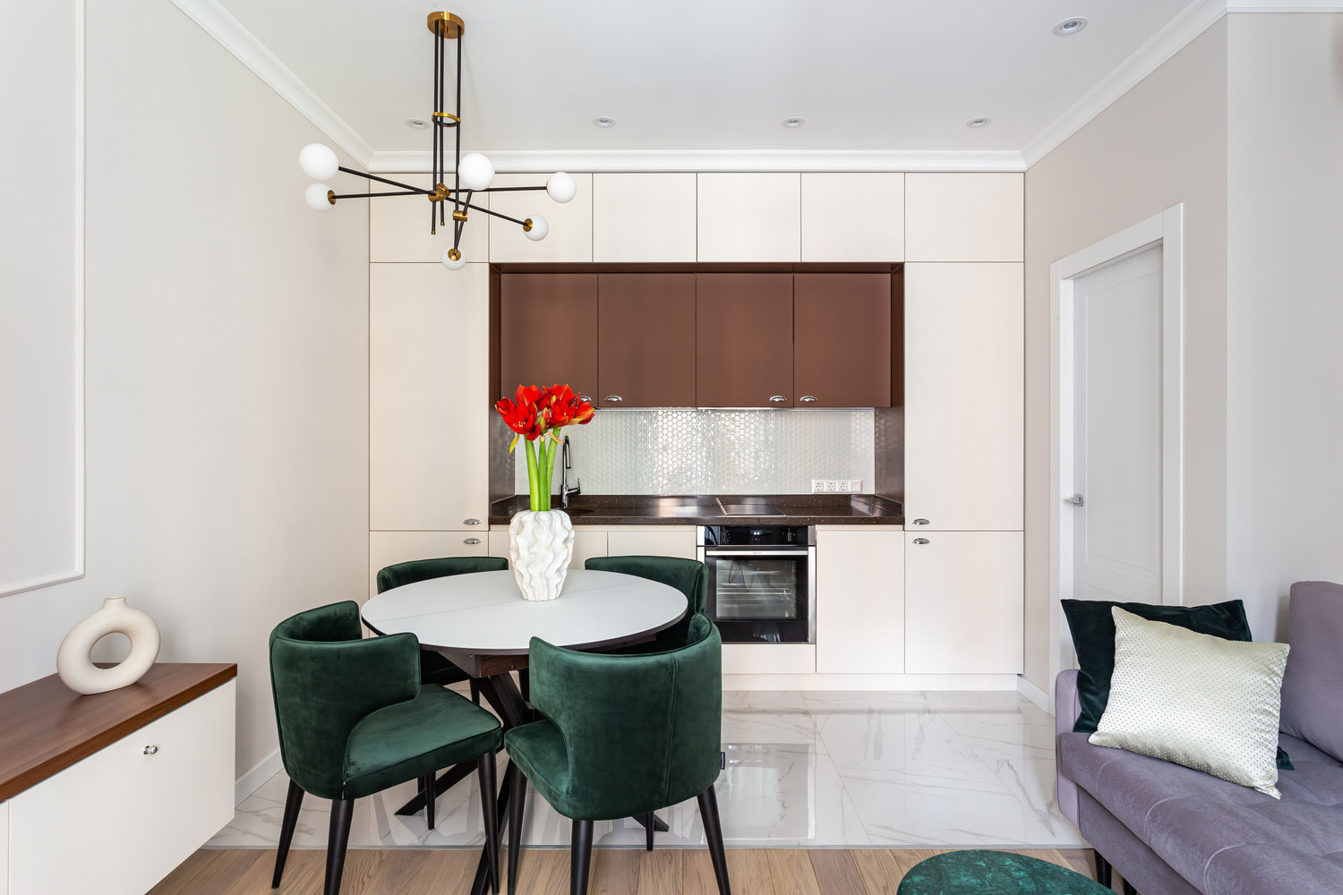 У гарнитура симметричная планировка с центральной рабочей поверхностью, выделенной цветом. У гарнитура симметричная планировка с центральной рабочей поверхностью, выделенной цветом.