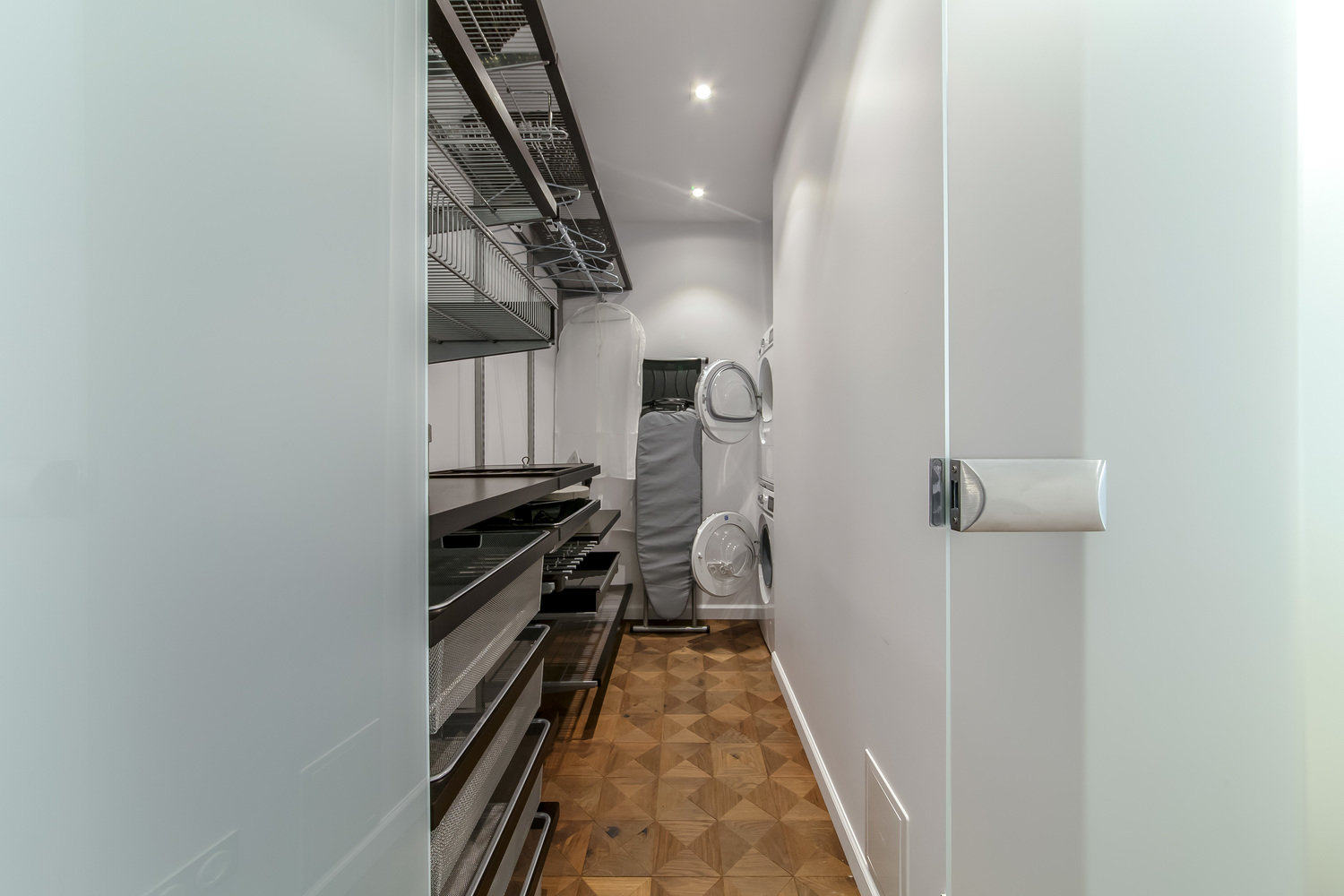 Фото из портфолио Спальня со стеклянным кубом – фотографии дизайна интерьеров на INMYROOM Фото из портфолио Спальня со стеклянным кубом – фотографии дизайна интерьеров на INMYROOM