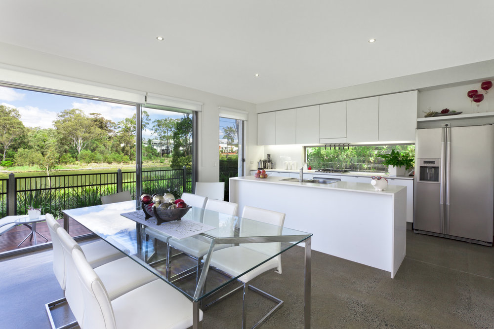 Фотография: Кухня и столовая в стиле Скандинавский, Современный, Хай-тек, Прованс и Кантри, Декор интерьера, Интерьер комнат, Тема месяца, Большие окна, Кухонный остров – фото на INMYROOM