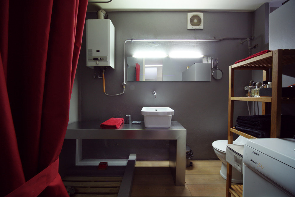 Фотография: Ванная в стиле Лофт, Малогабаритная квартира, Квартира, Цвет в интерьере, Дома и квартиры, Перепланировка, Серый, Пол, Подиум – фото на INMYROOM