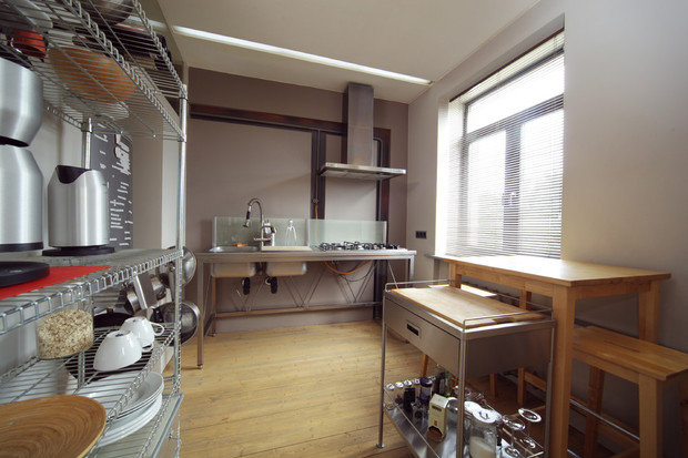 Фотография: Кухня и столовая в стиле Лофт, Малогабаритная квартира, Квартира, Цвет в интерьере, Дома и квартиры, Перепланировка, Серый, Пол, Подиум – фото на INMYROOM