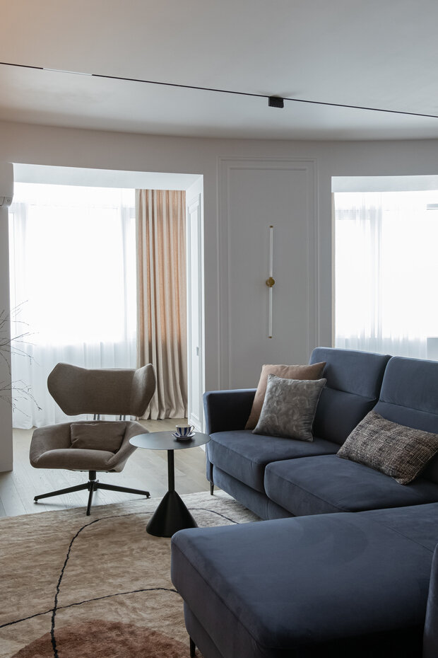 Фотография: Гостиная в стиле Классический, Современный, Квартира, Проект дня, Кирпичный дом, 4 и больше, Более 90 метров, современная классика с элементами минимализма, Валерия Широкова – фото на INMYROOM