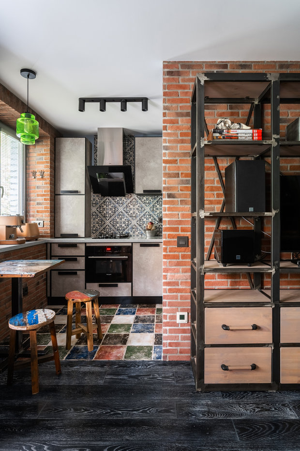 Фотография: Кухня и столовая в стиле Лофт, Эклектика, Малогабаритная квартира, Квартира, Проект недели, Москва, 2 комнаты, 40-60 метров, Елена Дадиани – фото на INMYROOM