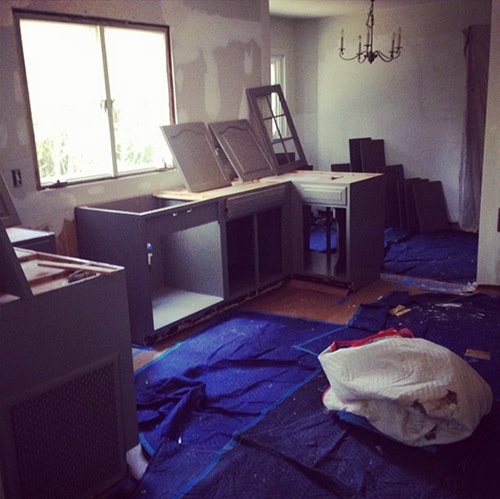 Фотография: Спальня в стиле Классический, Кухня и столовая, Эклектика, Декор интерьера, Квартира, США, Интерьерный стиль, Дизайн интерьера, Декор, Белый, Переделка, Ремонт, Серый, ИКЕА, паркет, отделка, отделка пола, косметический ремонт, экспресс-ремонт – фото на INMYROOM Фотография: Спальня в стиле Классический, Кухня и столовая, Эклектика, Декор интерьера, Квартира, США, Интерьерный стиль, Дизайн интерьера, Декор, Белый, Переделка, Ремонт, Серый, ИКЕА, паркет, отделка, отделка пола, косметический ремонт, экспресс-ремонт – фото на INMYROOM