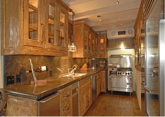 Фотография: Кухня и столовая в стиле Прованс и Кантри, Современный, Дом, Дома и квартиры, Интерьеры звезд – фото на INMYROOM