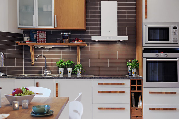 Фотография: Кухня и столовая в стиле Скандинавский, Современный, Декор интерьера, Интерьер комнат, Мебель и свет, Цвет в интерьере, Белый, Тема месяца, Окна – фото на INMYROOM