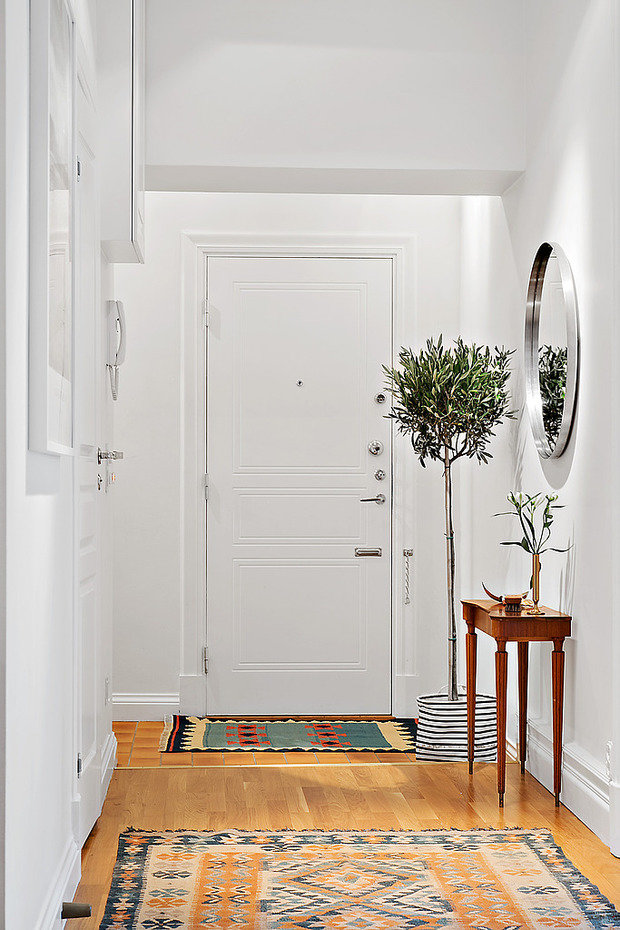 Фотография: Прихожая в стиле Скандинавский, Аксессуары, Декор, Мебель и свет, Советы, Белый, белая комната, идеи для белой прихожей – фото на INMYROOM