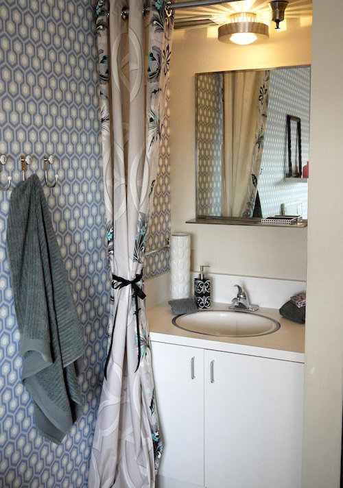 Фотография: Ванная в стиле Современный, Гостиная, Спальня, Декор, Мебель и свет, Белый, Отель, Переделка, Черный, Голубой – фото на INMYROOM