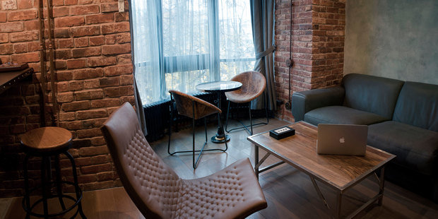 Фотография: Гостиная в стиле Лофт, Малогабаритная квартира, Квартира, Студия, Планировки, BoConcept, Gramercy Home, SIEMENS, Мебель и свет, Перепланировка, Москва, Синий, Серый, Коричневый, BAXTER, Bosh, Manders, Provenza, Lehome Vintage, Migliore, Aldo Bernardi, Rosbri, Sir Edward Johns, Chadder, St. James, Империя паркета, Merediani, DeSede, Home Concept, Industriart, Елена Королева – фото на INMYROOM