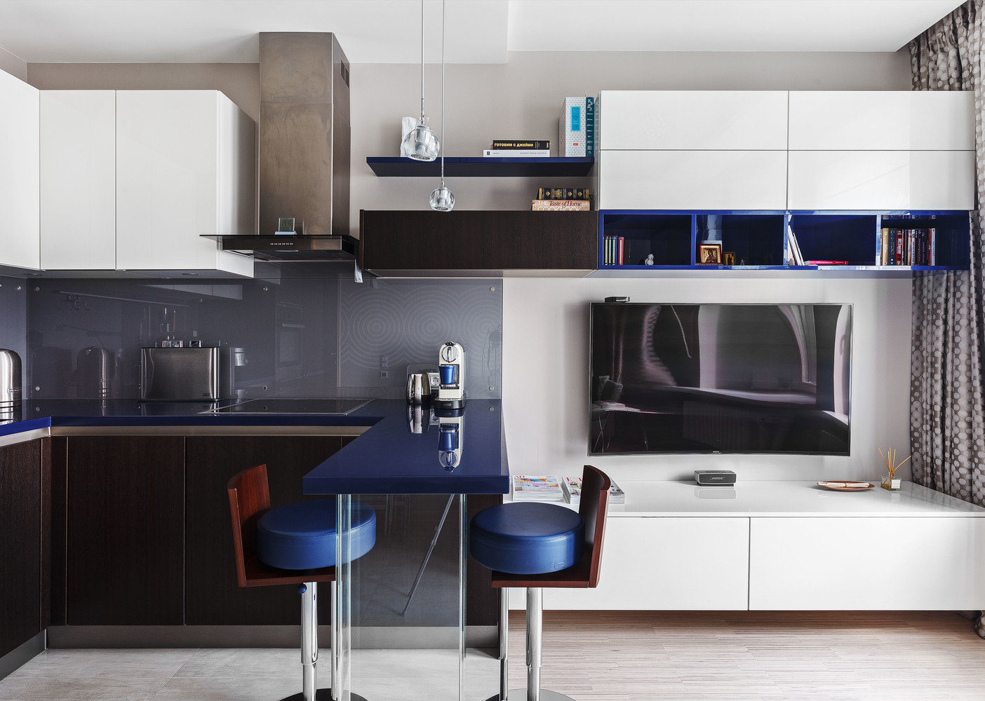 Фотография: Кухня и столовая в стиле Современный, Малогабаритная квартира, Проект недели, Михаил Новинский, Монолитный дом, 1 комната, 40-60 метров, Москав – фото на INMYROOM