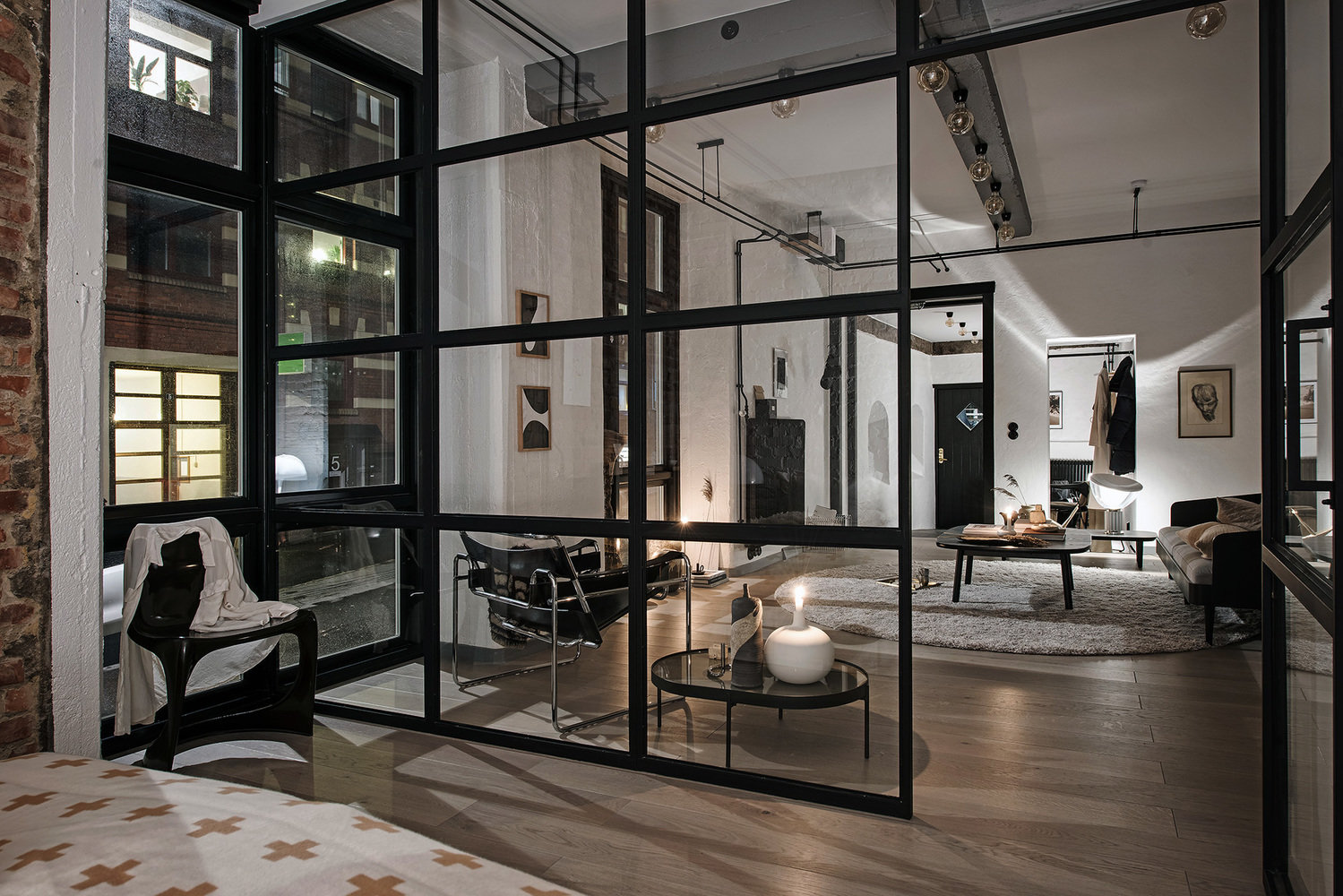 Фотография: Гостиная в стиле Лофт, Декор интерьера, Швеция, Белый, Черный, Стокгольм, 2 комнаты, 40-60 метров – фото на INMYROOM Фотография: Гостиная в стиле Лофт, Декор интерьера, Швеция, Белый, Черный, Стокгольм, 2 комнаты, 40-60 метров – фото на INMYROOM