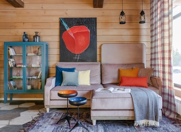 «В доме большие окна, и особое внимание хотелось уделить текстилю. Но, пересмотрев многие коллекции, мы так и не нашли подходящего варианта. Пока я не отправилась выбирать ткань для нового пальто. В итоге вместо пальто я сшила из пальтовой ткани шторы. В спальне они более сдержаны, а в гостиной создают уют за счет клетки и ярких цветовых полос», — говорит Дарья Власова.