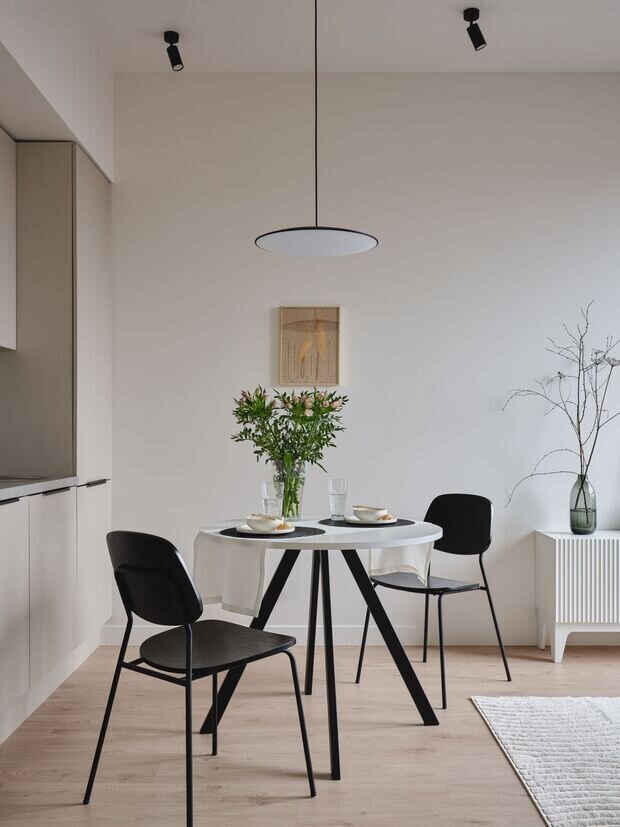 Фотография: Кухня и столовая в стиле Современный, Минимализм, Квартира, Проект дня, Москва, 2 комнаты, 40-60 метров, современный с элементами минимализма и скандинавского стиля, ЖК «Зиларт», Зоя Закалюжная – фото на INMYROOM