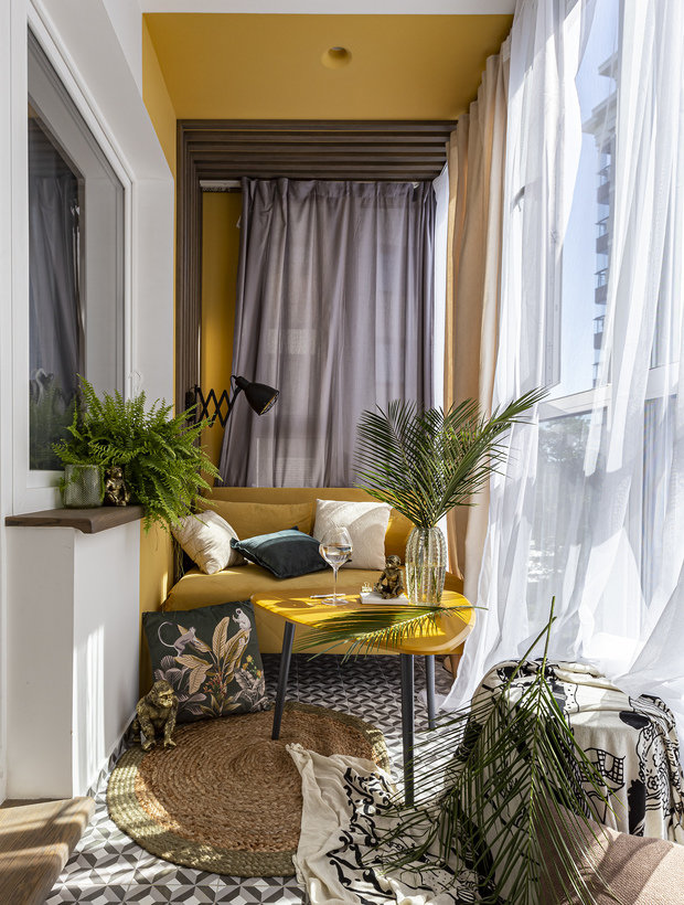 Для общего освещения лоджии использованы интересные светильники на потолке в виде вогнутой углубленной воронки российского производителя «Зенит».