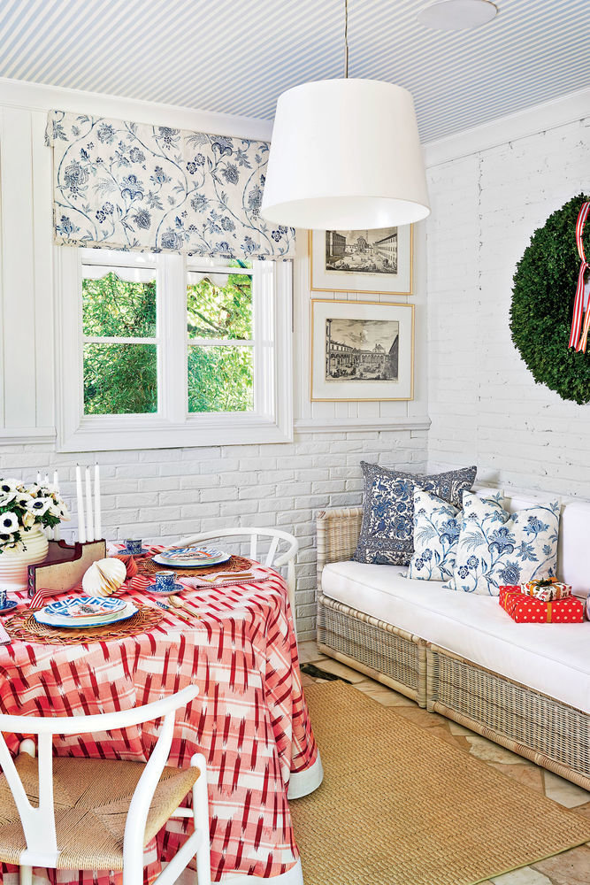 Фотография: Кухня и столовая в стиле Прованс и Кантри, Декор интерьера, Дом, США, Аксессуары, Декор, Новый Год, Красный, Дом и дача, как украсить интерьер к новому году – фото на INMYROOM Фотография: Кухня и столовая в стиле Прованс и Кантри, Декор интерьера, Дом, США, Аксессуары, Декор, Новый Год, Красный, Дом и дача, как украсить интерьер к новому году – фото на INMYROOM