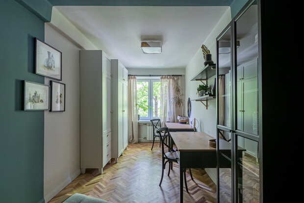 Кабинет покрашен двумя цветами, тем самым разделили зону отдыха и рабочую. Два стола необходимы для работы из дома.