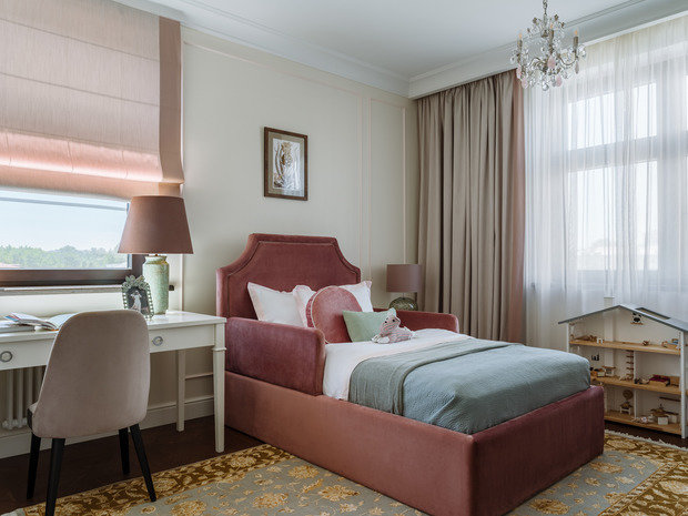 Спальня дочери — настоящая комната принцессы. Нежный цвет экрю и персиковые молдинги, хрустальные светильники и светлая мебель.